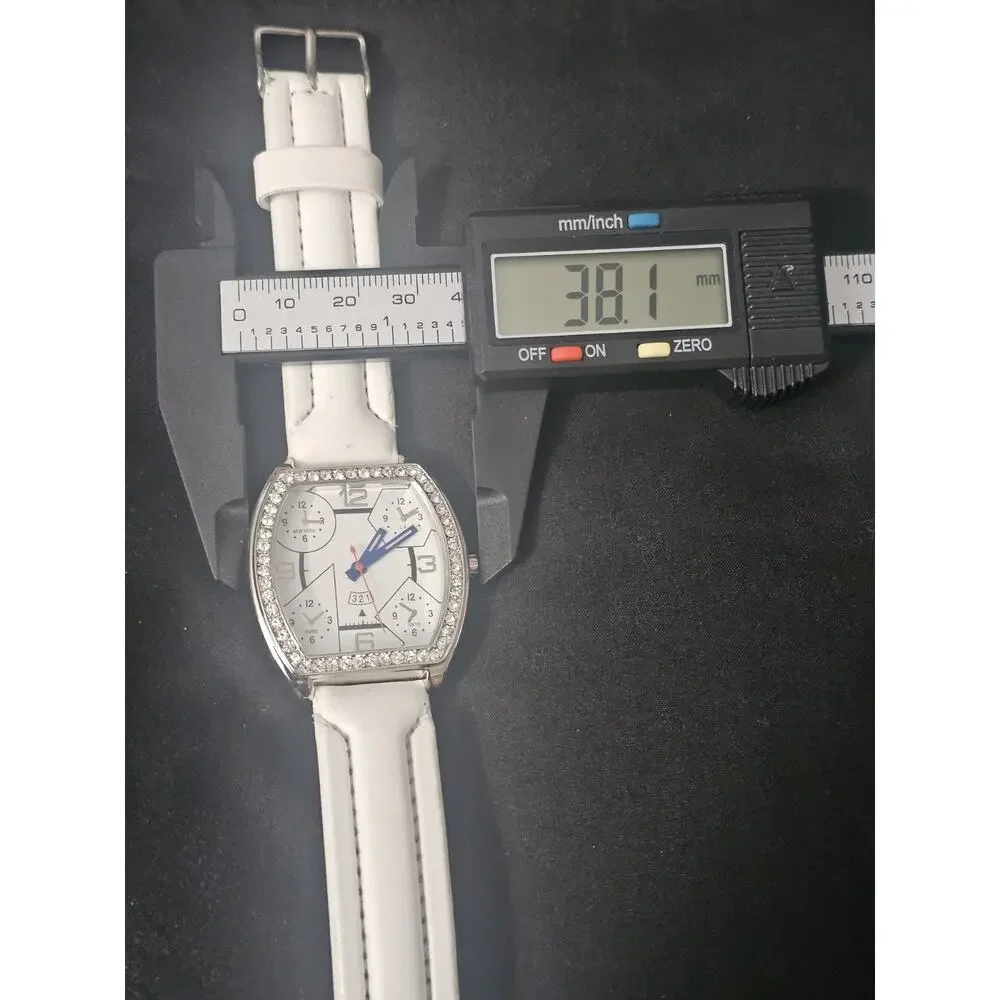 38.1mm crystal Fashion Analog Quartz watch w/white Faux Leather Band